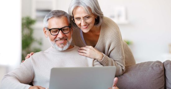 Couple préparant sa retraite